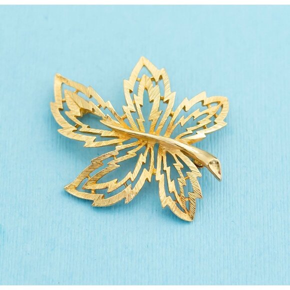 Vintage Gold Tone Abstract Leaf Brooch N18 - Picture 1 of 2
